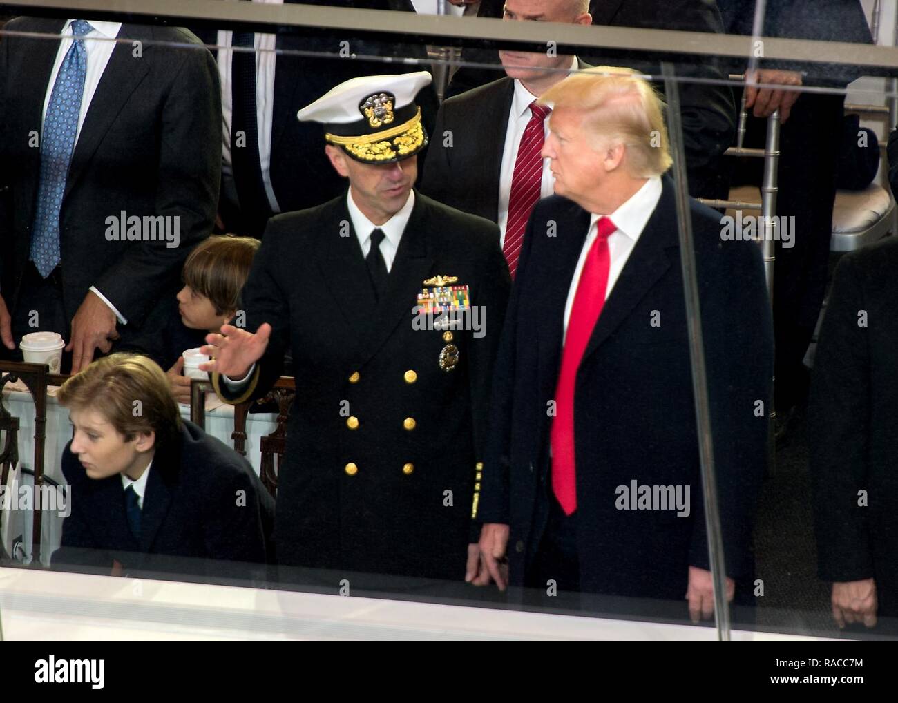 Adm. John M. Richardson, U.S. Navy chief operazioni navali e Presidente Trump discutere U.S. Le unità della Marina marciando nella 58th inaugurazione presidenziale Parade presso la Casa Bianca revisione stand in DC di Washington, 20 gennaio, 2017. Più di 5 mila militari provenienti da tutta tutti i rami delle forze armate degli Stati Uniti, inclusi quelli di riserva e la Guardia Nazionale componenti, forniti cerimoniale di supporto e sostegno per la difesa delle autorità civili durante il periodo inaugurale. Foto Stock