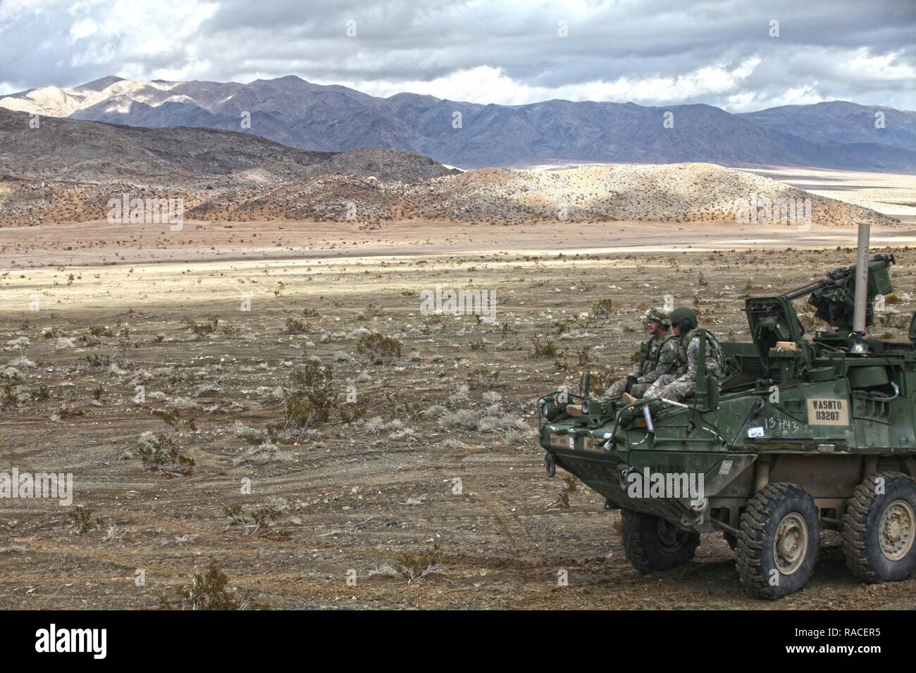 Stati Uniti Army Spc. Adam Williams e Pvt. Prima Classe Brian McGuire da 1/25th divisione di fanteria a sedersi su una Stryker presso il National Training Center, Ft. Irwin, ca., Gen 19, 2017. Il Centro Nazionale di Allenamento conduce dura, realistico, Unified terra operazioni con le nostre nazioni partner di azione per preparare la brigata di squadre di combattimento e di altre unità per combattere avendo cura di soldati e civili e membri della famiglia. Foto Stock