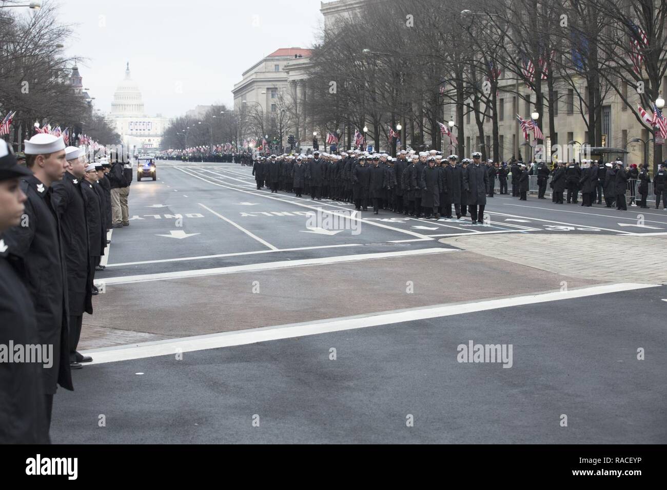 Sevice membri NEGLI STATI UNITI Navy marzo giù Pennsylvania Avenue durante la Parata inaugurale a Washington D.C., Jan, 20, 2017. Più di 5 mila militari provenienti da tutta tutti i rami delle forze armate degli Stati Uniti, inclusi quelli di riserva e la Guardia Nazionale componenti, forniti cerimoniale di supporto e sostegno per la difesa delle autorità civili durante il periodo inaugurale. Foto Stock