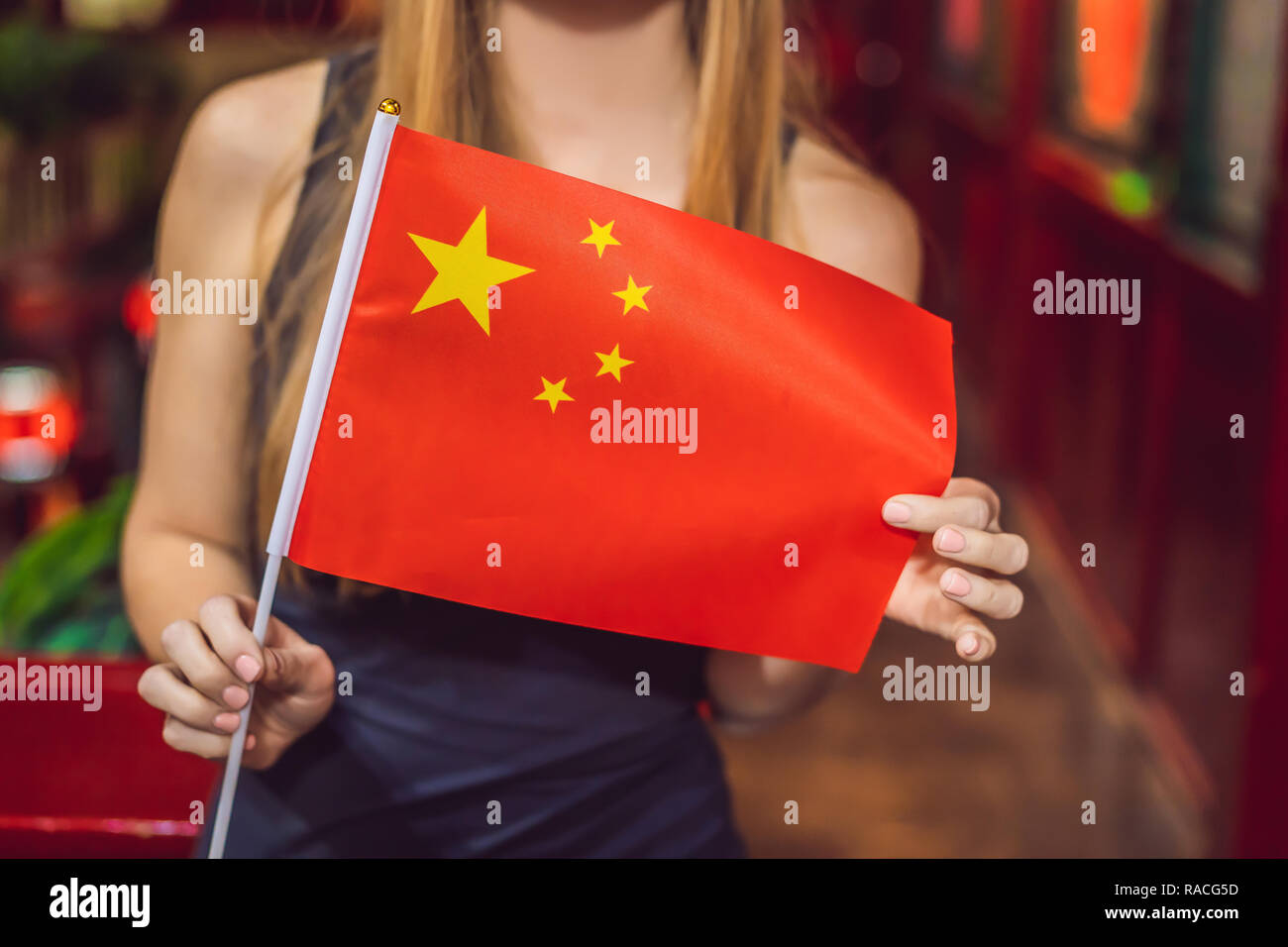 Godersi la vacanza in Cina. Giovane donna con una bandiera cinese su un sfondo cinese. Viaggio in Cina del concetto. Il visto di transito libero 72 ore, 144 ore in Cina Foto Stock