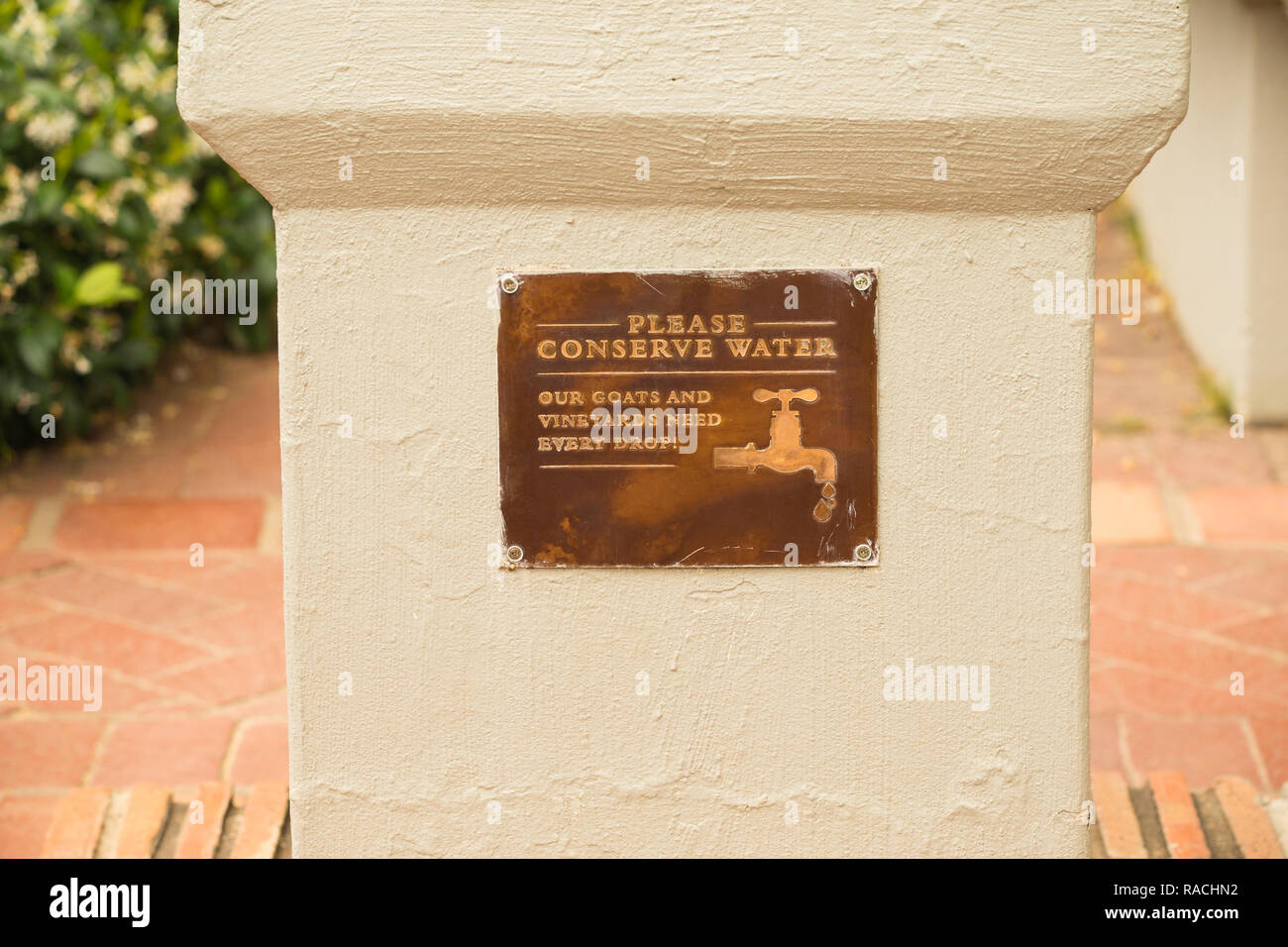 La conservazione di acqua messaggio scritto sulla placca di rame sul muro nel giardino ecologico messaggio per la carenza di acqua in Città del Capo Sud Africa Foto Stock
