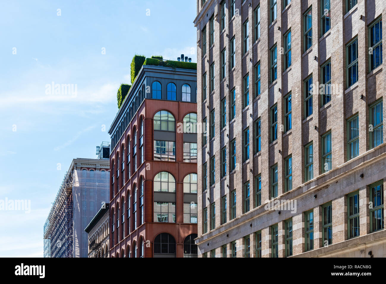 Basso angolo di vista appartamento di lusso edifici di Tribeca a nord del Distretto di New York City Foto Stock