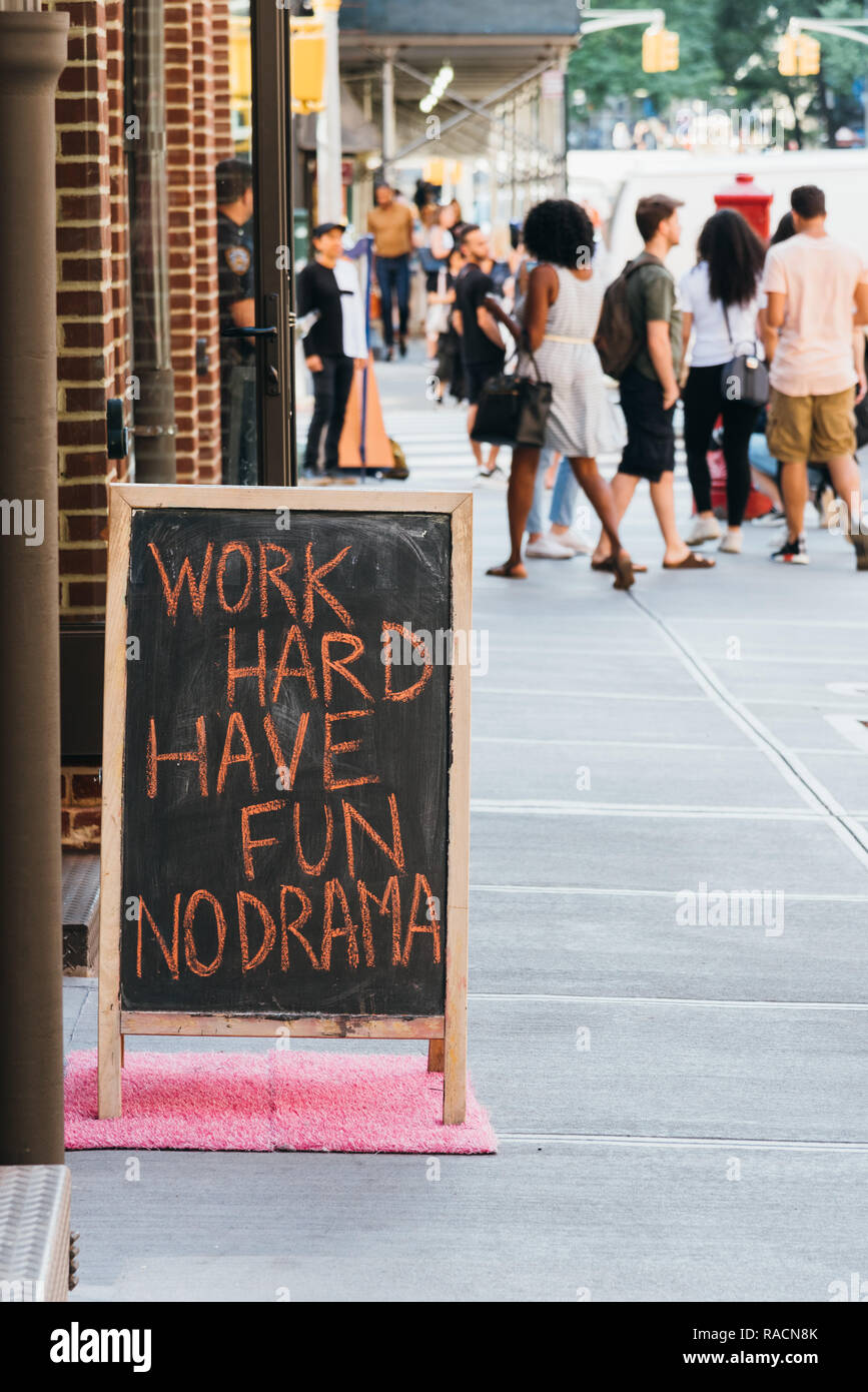 Blank chalk board street stand con telaio di legno con la citazione: lavorare duro, divertirsi, no drama. Foto Stock