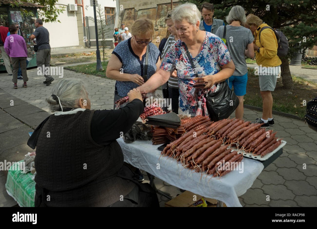 Turisti acquistare churchkhela tradizionale per la vendita presso la piazza del mercato della città di Signagi, Georgia, Asia Centrale, Asia Foto Stock