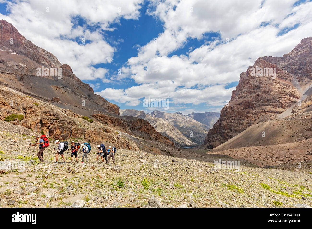 Trekking su un sentiero di montagna, Le montagne Fan, in Tagikistan, in Asia Centrale, Asia Foto Stock