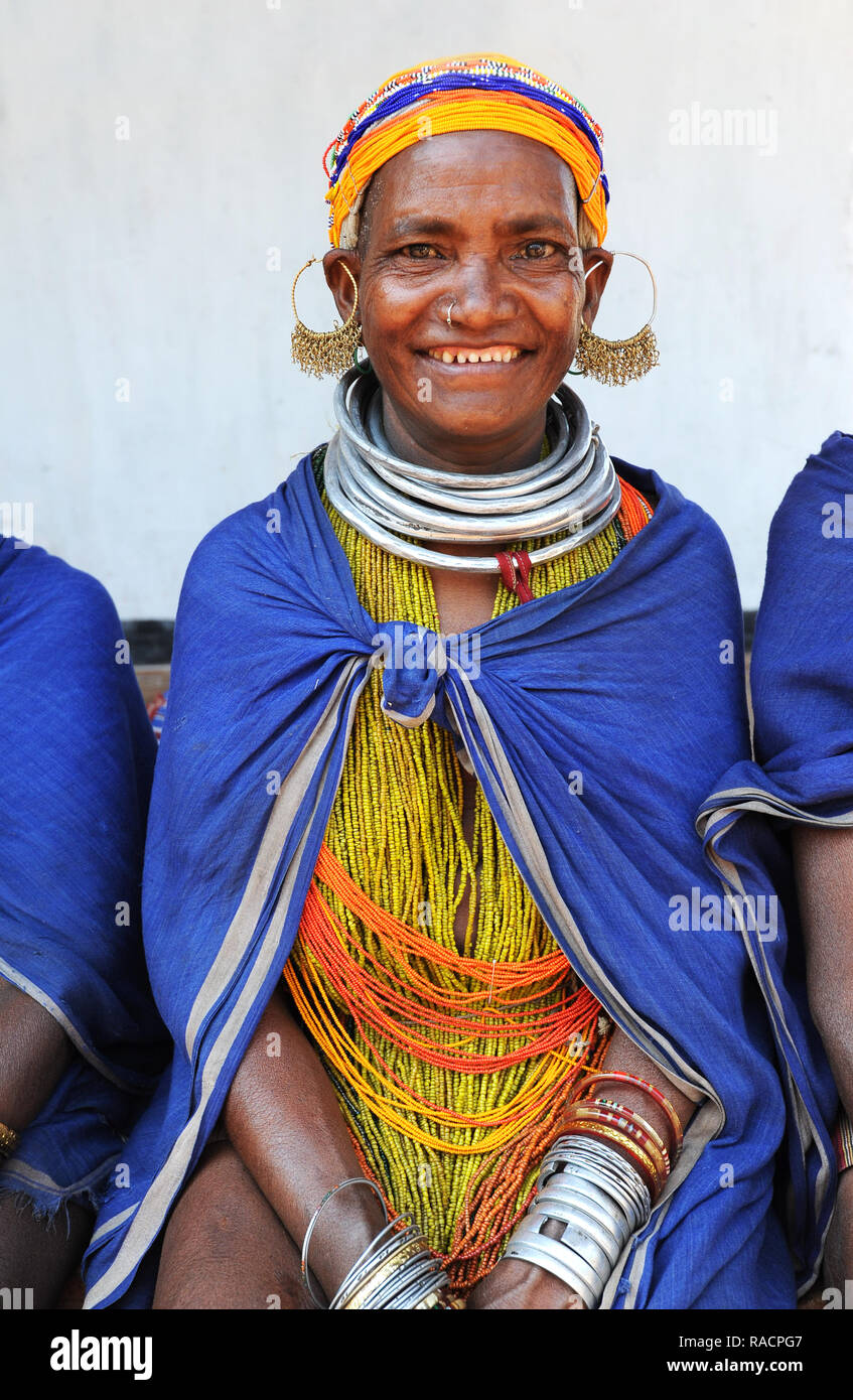 Sorridente Bonda tribeswoman indossando il tradizionale perle e orecchini, con la testa rasata e scialle blu, Onukadelli, Odisha, India, Asia Foto Stock