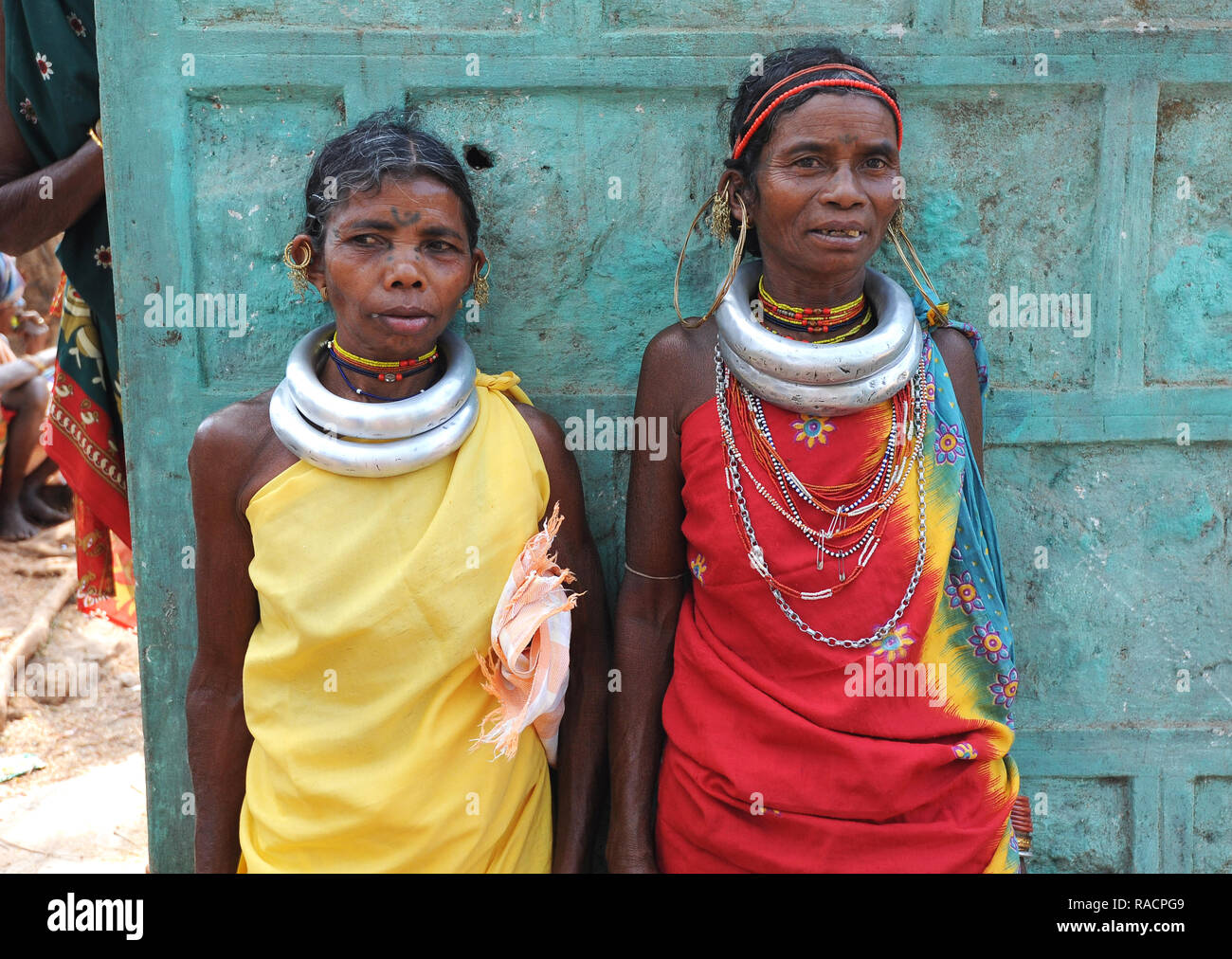 Godaba tribeswomen pausa con lo shopping sulla lunga passeggiata a ritornare al loro villaggio dal settimanale mercato tribale, Onukadelli, Odisha, India, Asia Foto Stock