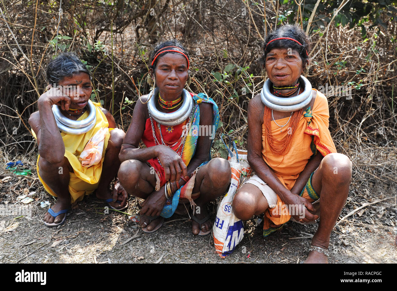 Godaba tribeswomen con acciaio tradizionale collane sul loro modo home dal settimanale mercato tribale, Onukadelli, Odisha, India, Asia Foto Stock