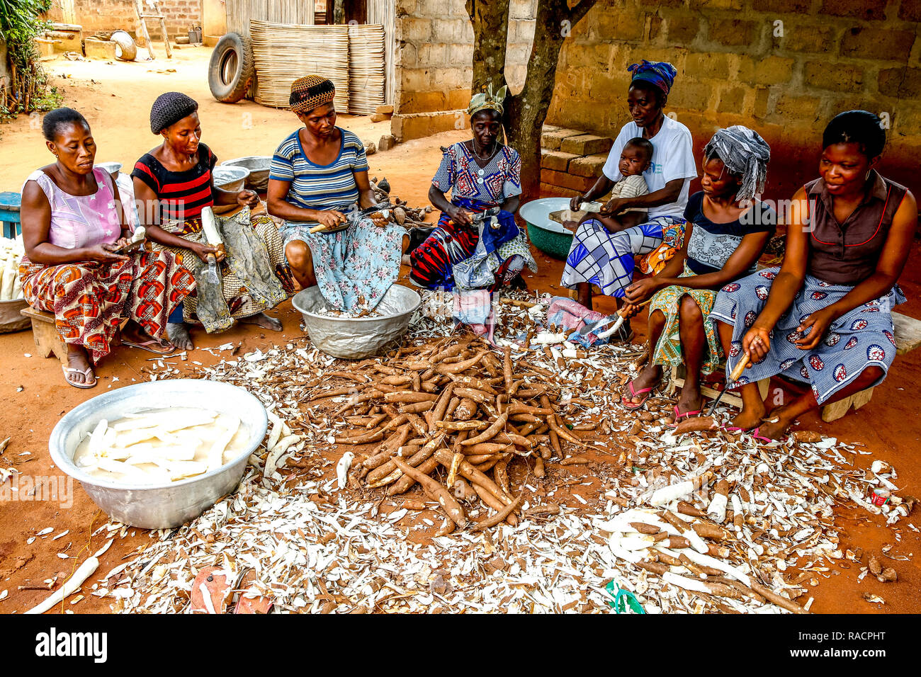 Il gruppo di donne peeling manioca nella periferia di Lome, Togo, Africa occidentale, Africa Foto Stock