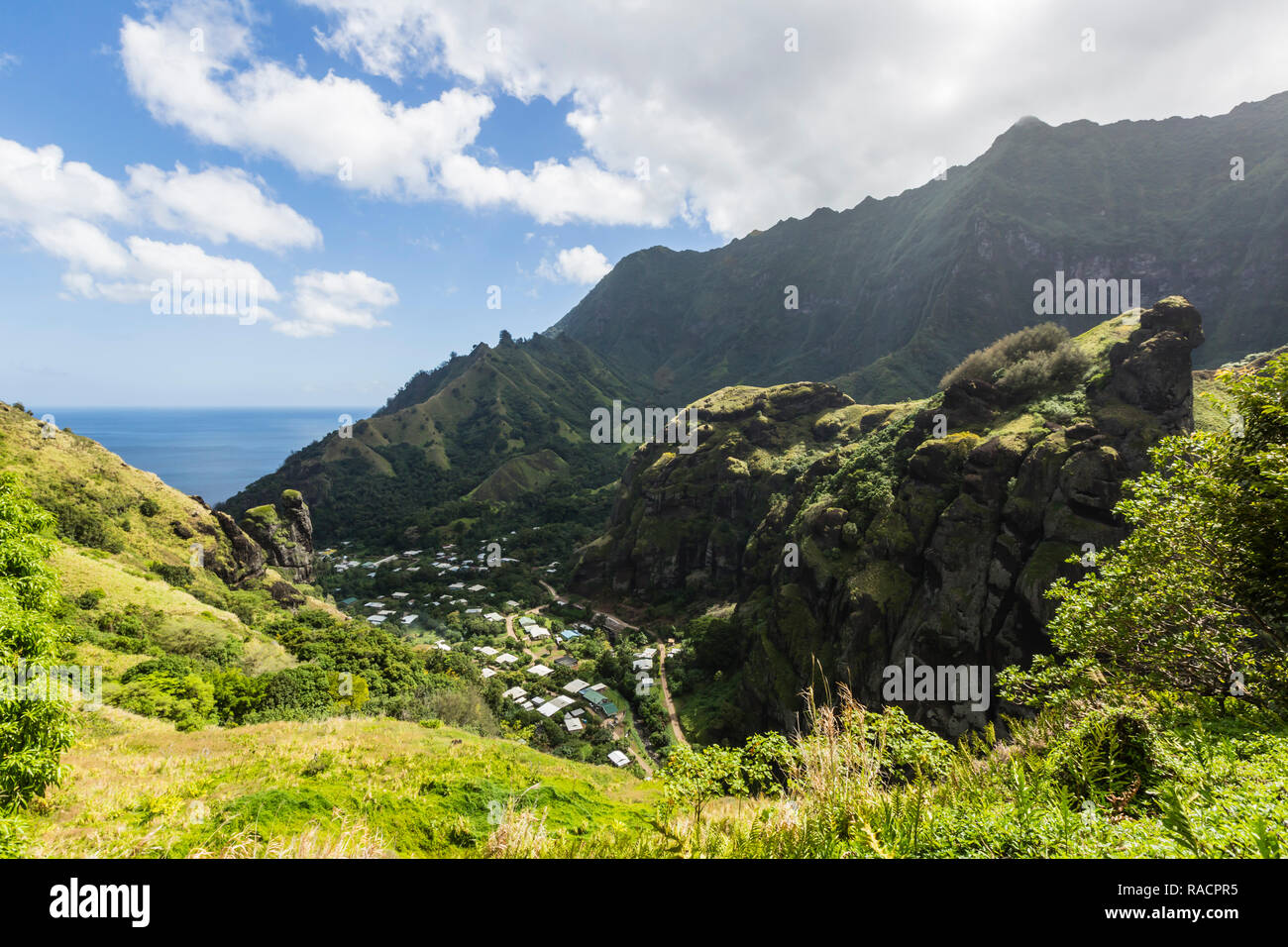 Affacciato sulla città di Hanavave, Fatu Hiva, Marquesas, Polinesia francese, South Pacific Pacific Foto Stock
