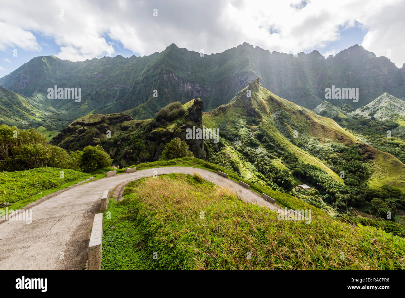 Strada di Montagna dalla città di Hanavave, Fatu Hiva, Marquesas, Polinesia francese, South Pacific Pacific Foto Stock