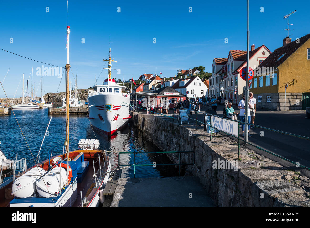Vista sulla città di Gudhjem, Bornholm, Danimarca, Scandinavia, Europa Foto Stock