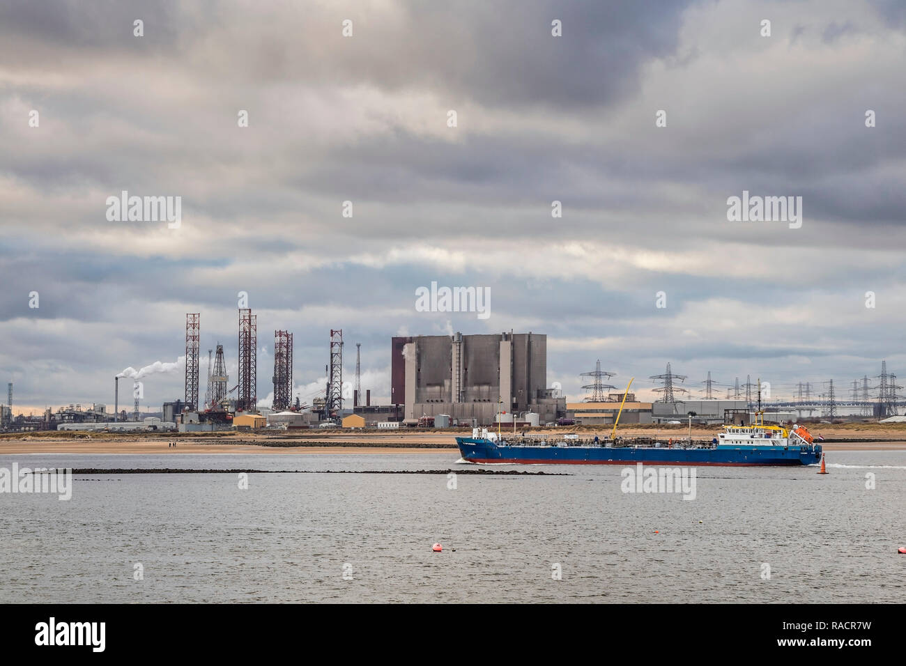 La petroliera GPL, tifone passando Hartlepool avanzato raffreddati a gas Reattore Nucleare, Teesmouth, North East England, Regno Unito Foto Stock