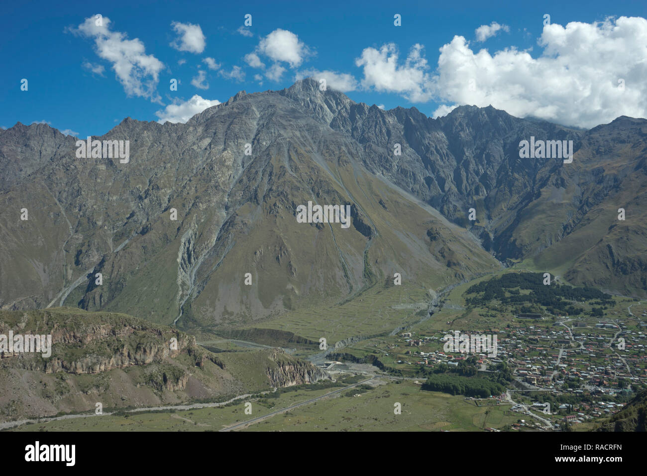 Vista sulle montagne vicino al Gergeti chiesa della Santa Trinità dal fiume Chkheri, sotto il monte Kazbegi nel Caucaso, Georgia, Asia Centrale, Asia Foto Stock