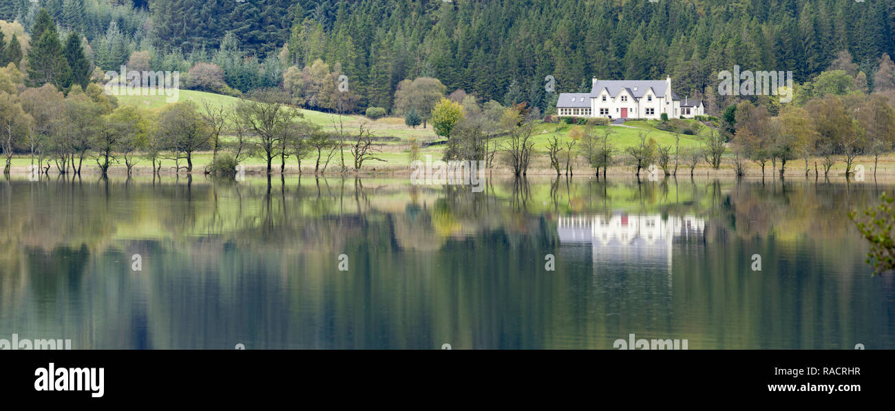 White House si affaccia su Loch Chon, Loch Lomond e il Trossachs National Park, Stirlingshire, Scotland, Regno Unito, Europa Foto Stock