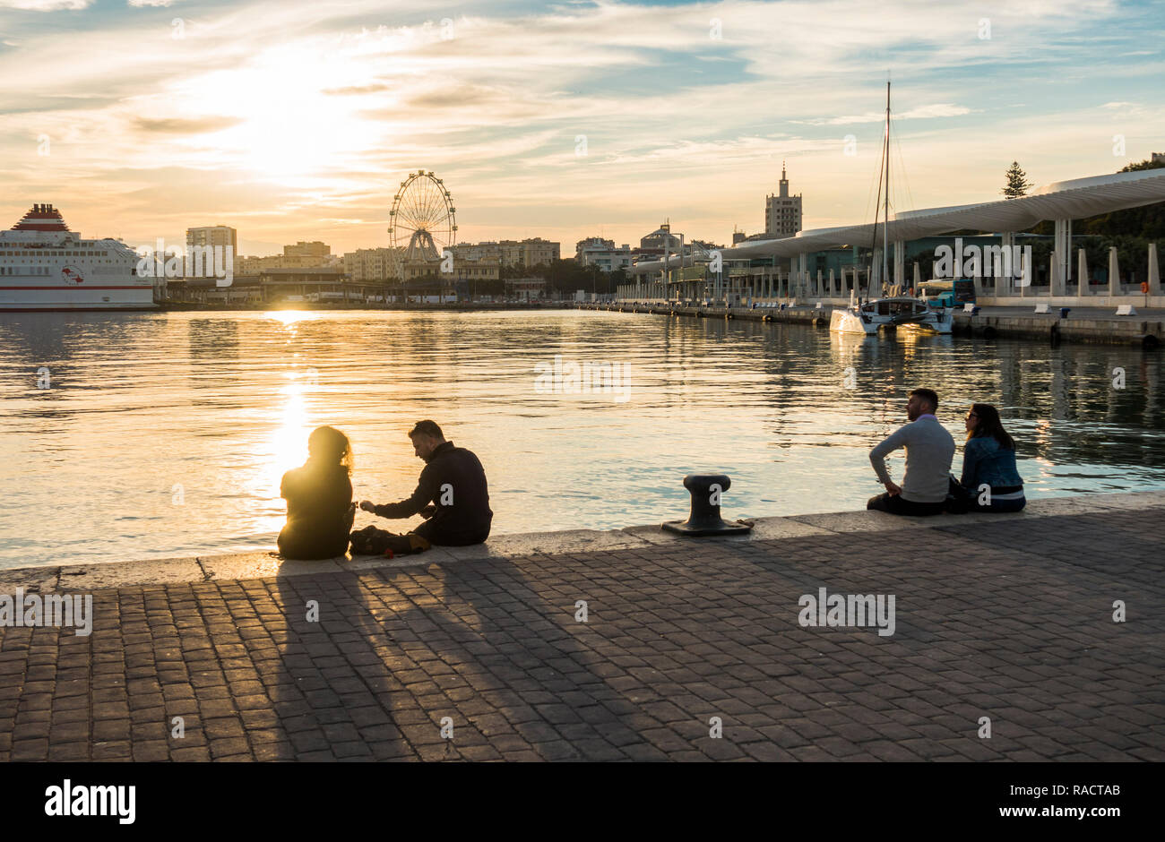 Due coppie, giovane al porto di Malaga durante il tramonto, Malaga, Andalusia. Foto Stock