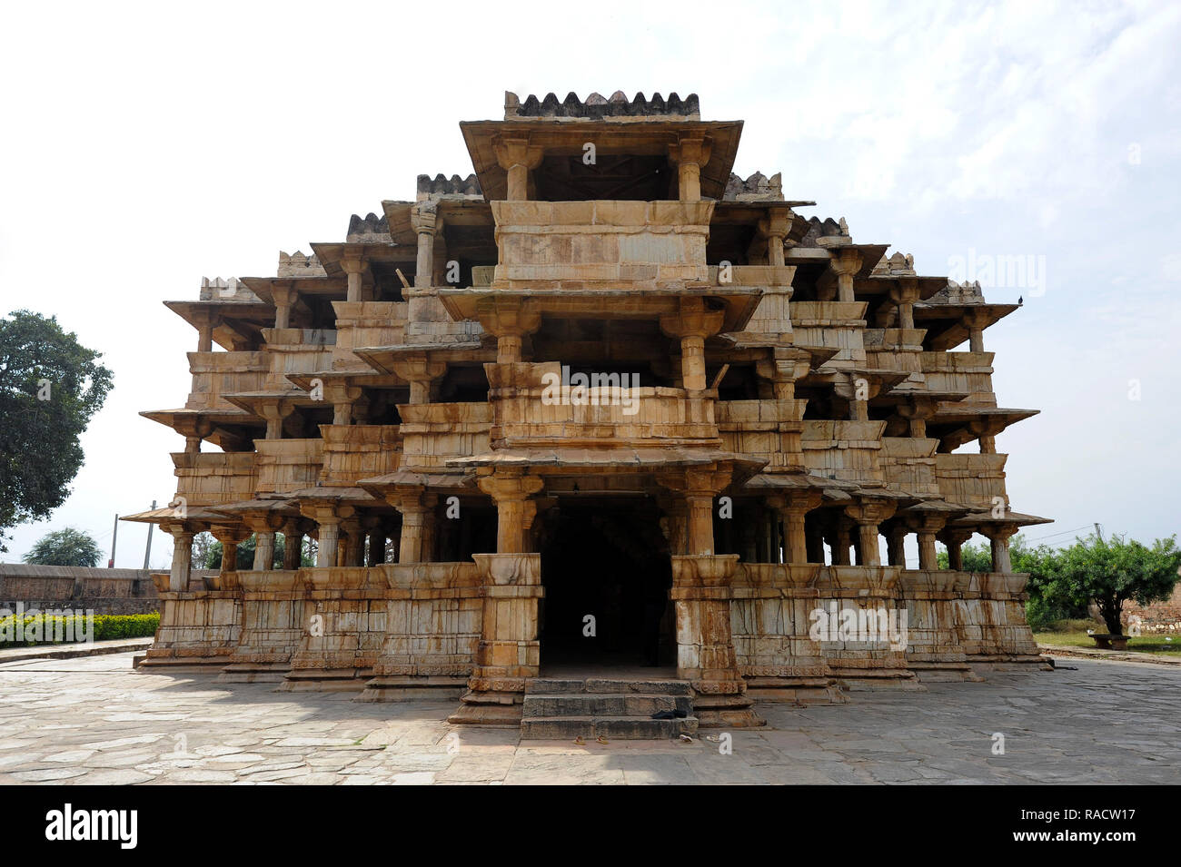 Il XII secolo 150 pilastro Dev Somnath tempio, il mondo il solo tempio di pietra con assenza di sabbia o di calcare imballaggio, Dev, Rajasthan, India, Asia Foto Stock