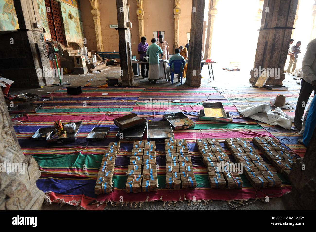 Le donazioni di rupie essendo ordinata, contate e fornito in dotazione all'interno del XI secolo Brihadisvara Colan tempio, Thanjavur, Tamil Nadu, India, Asia Foto Stock