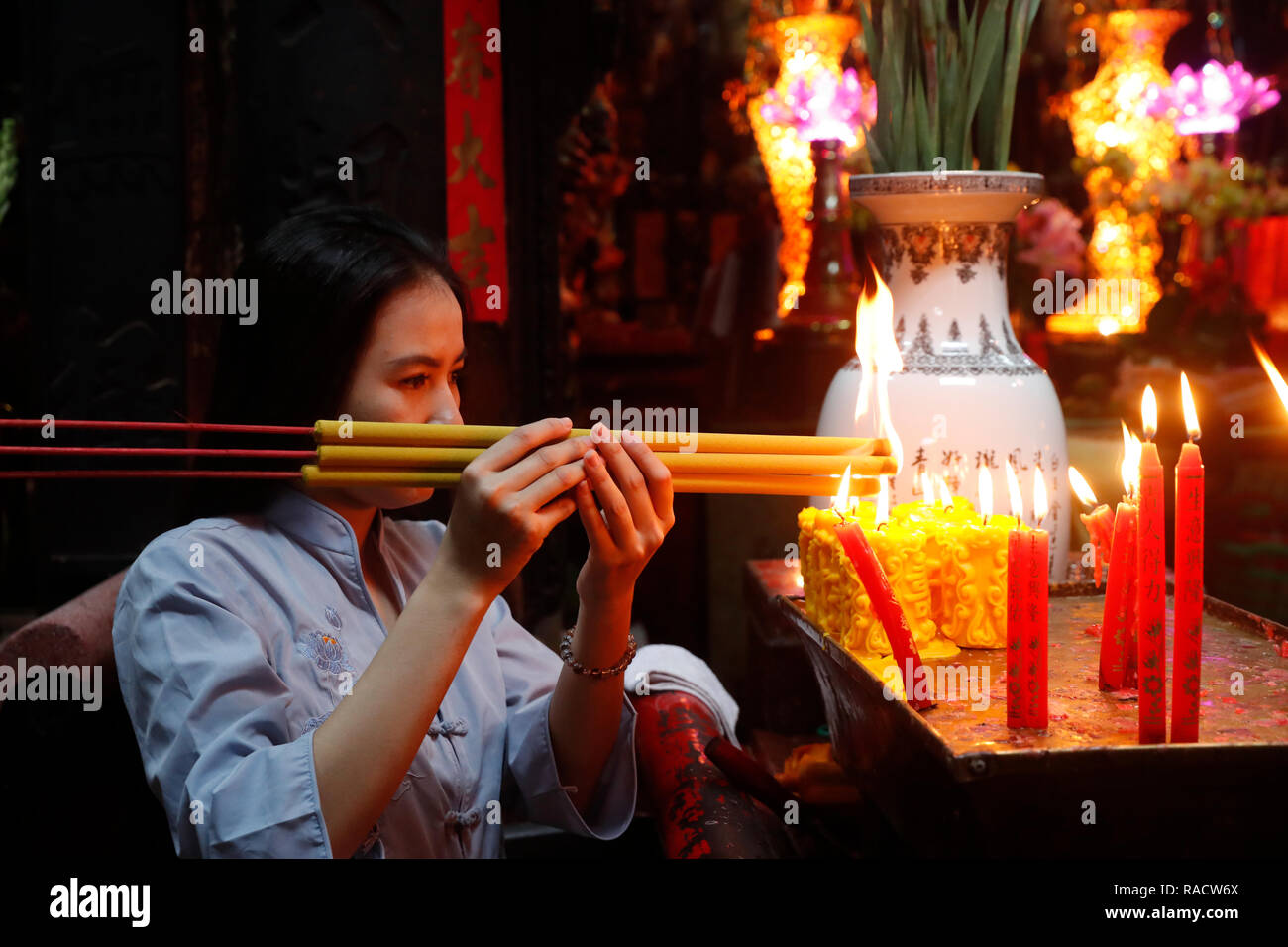 Il vietnamita donna orante con bastoncini di incenso, della Pagoda dell'Imperatore di Giada, Città di Ho Chi Minh (Saigon), Vietnam, Indocina, Asia sud-orientale, Asia Foto Stock