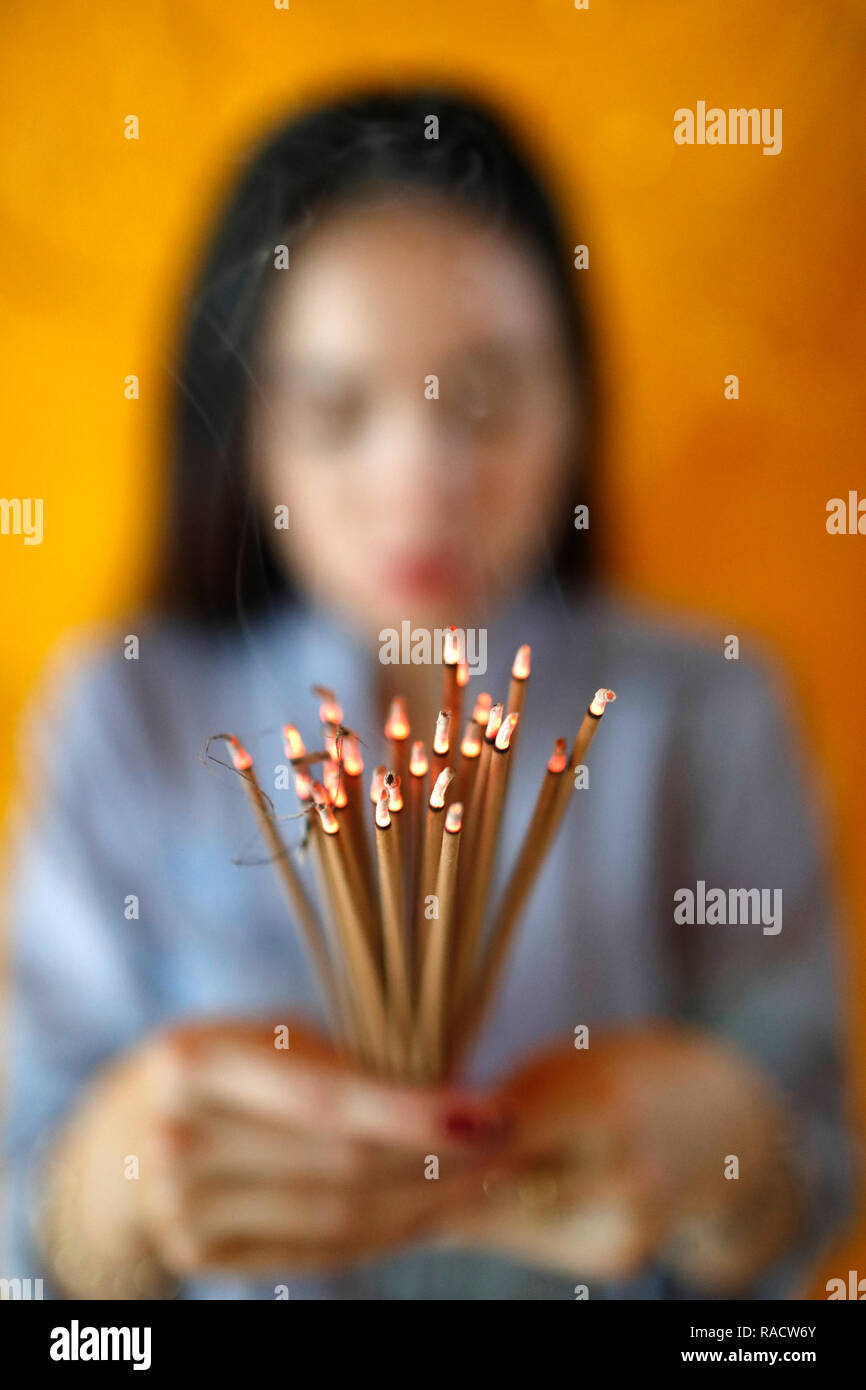 Donna orante con bastoncini di incenso in mani, Thien appeso tempio buddista, la città di Ho Chi Minh (Saigon), Vietnam, Indocina, Asia sud-orientale, Asia Foto Stock