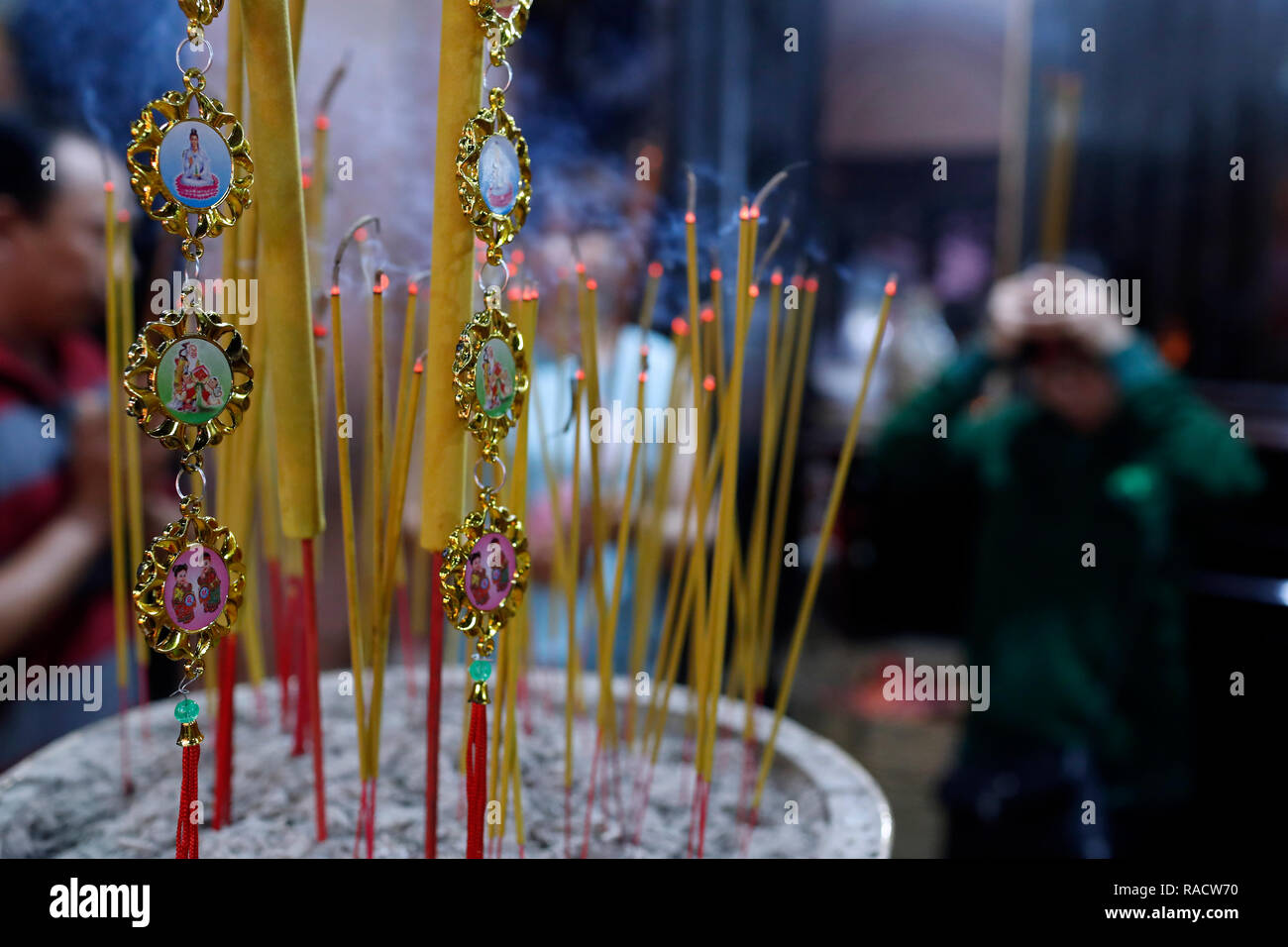 Close-up di bastoncini di incenso bruciare, Thien appeso tempio buddista, la città di Ho Chi Minh (Saigon), Vietnam, Indocina, Asia sud-orientale, Asia Foto Stock