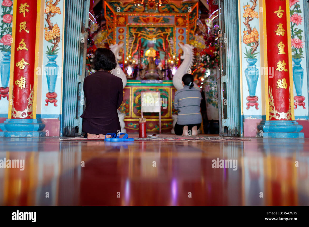 Le donne di pregare, Mieu Ba Ngu Hanh tempio buddista, Vung Tau, Vietnam, Indocina, Asia sud-orientale, Asia Foto Stock
