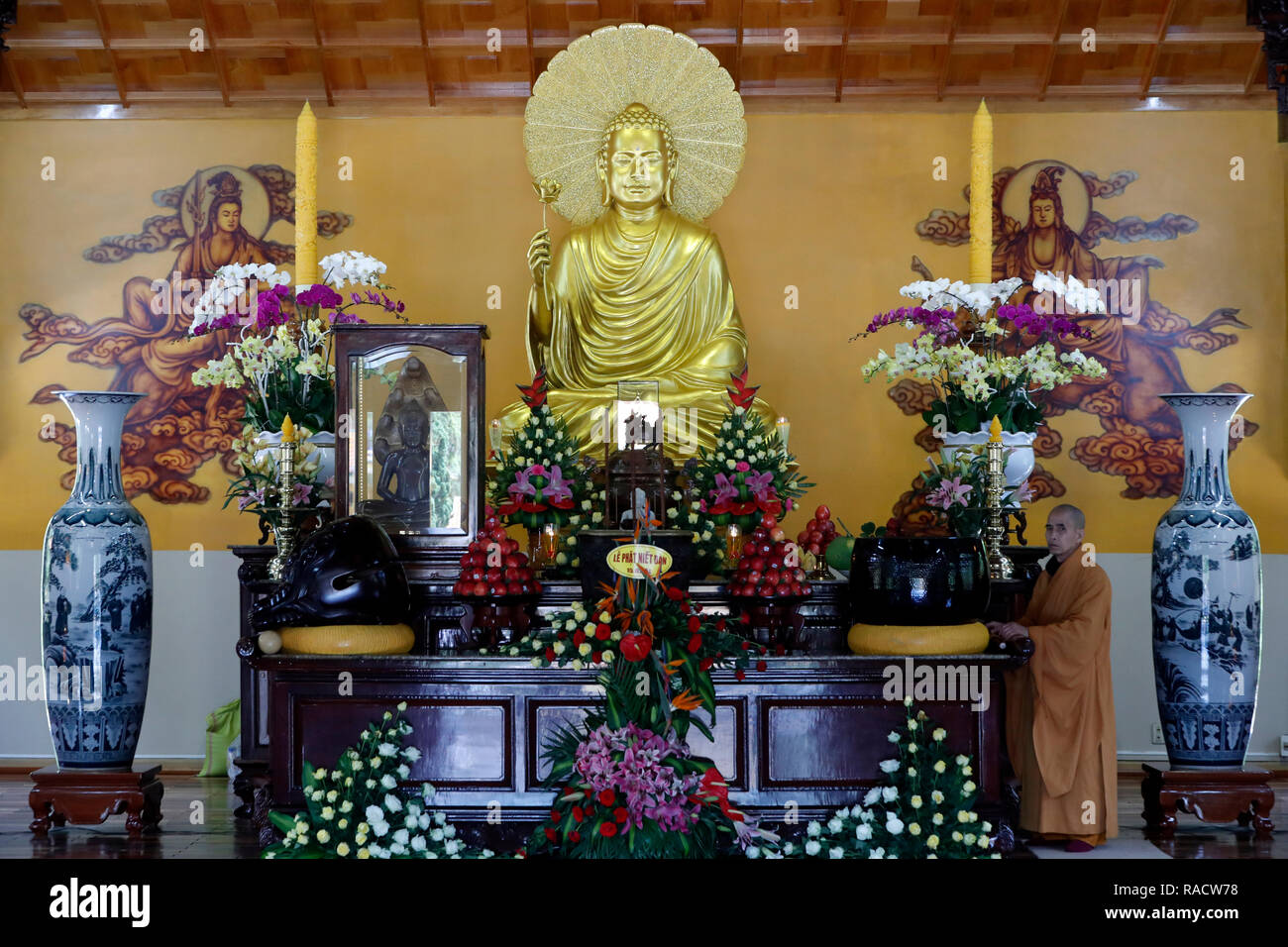 Altare maggiore con la statua di Buddha e Monaco, Truc Lam tempio buddista di Dalat, Vietnam, Indocina, Asia sud-orientale, Asia Foto Stock