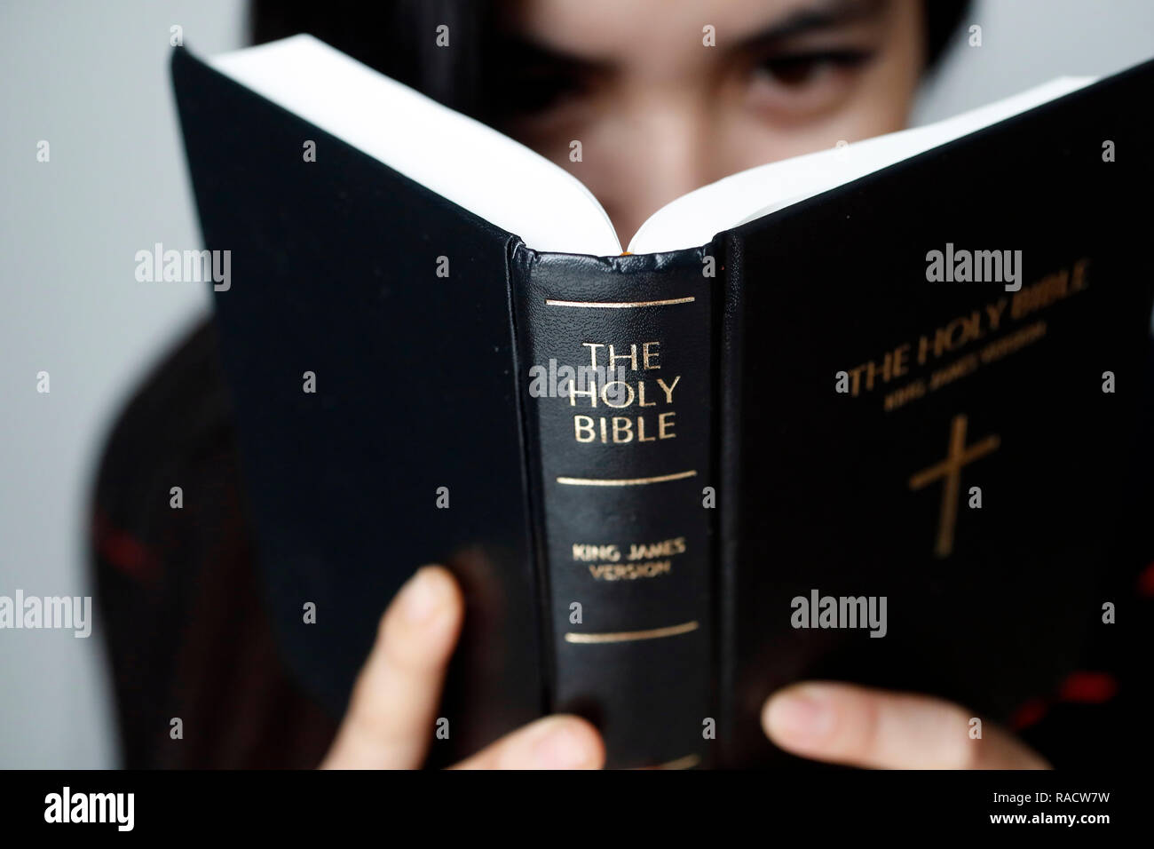 Donna cristiana la lettura della Sacra Bibbia, Vietnam, Indocina, Asia sud-orientale, Asia Foto Stock