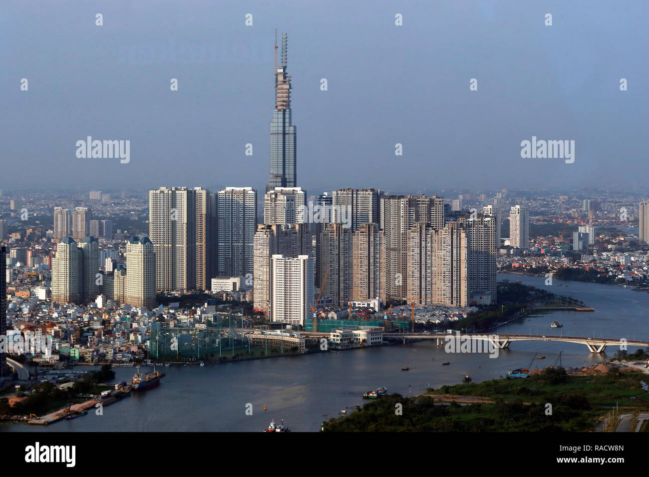 Il Fiume Saigon e cityscape di Ho Chin Minh City, Vietnam, Indocina, Asia sud-orientale, Asia Foto Stock