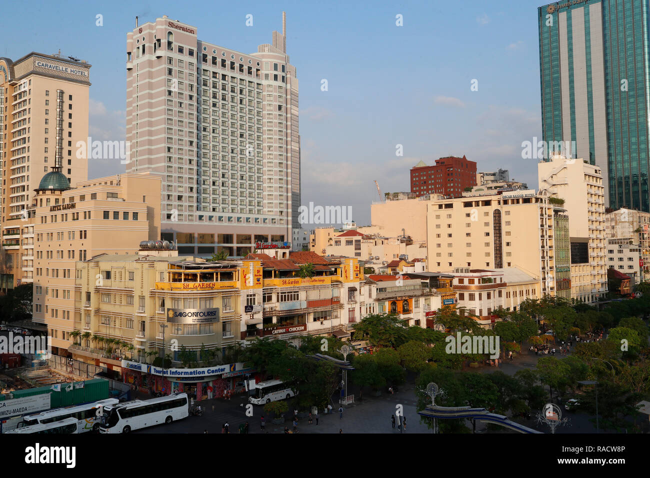 Nguyen Hue Street, District 1, Caravelle e Sheraton Hotels, Città di Ho Chi Minh (Saigon), Vietnam, Indocina, Asia sud-orientale, Asia Foto Stock