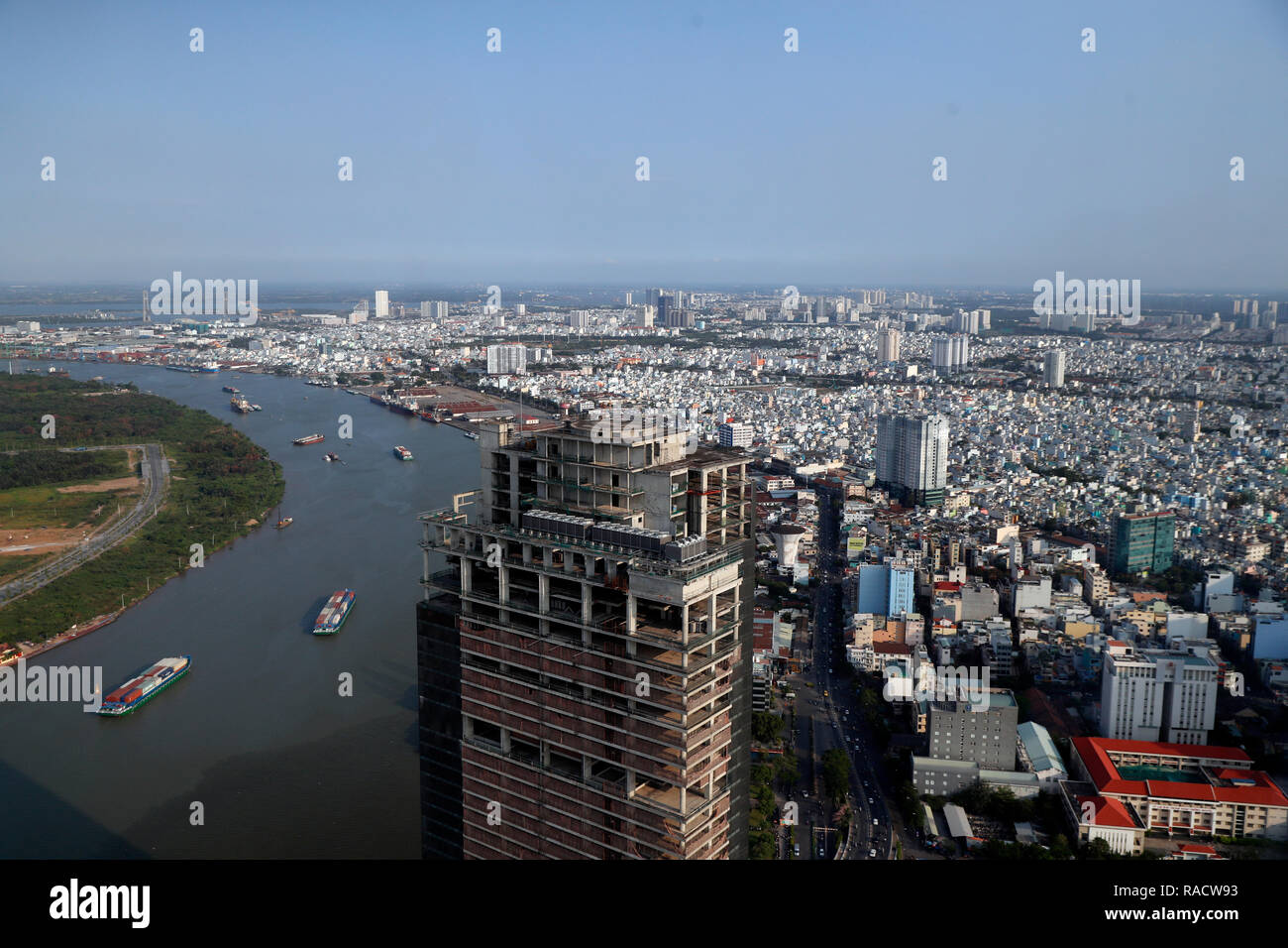 Il Fiume Saigon e cityscape di Ho Chin Minh skyline, Vietnam, Indocina, Asia sud-orientale, Asia Foto Stock