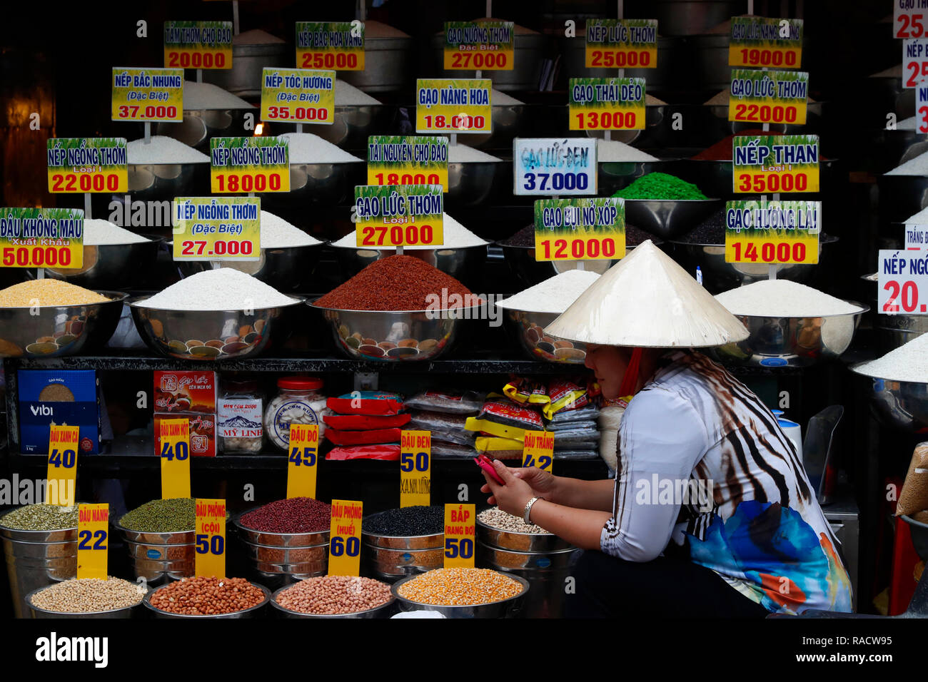 Donna vietnamita al mercato, cibo secco stallo, la città di Ho Chi Minh, Vietnam, Indocina, Asia sud-orientale, Asia Foto Stock