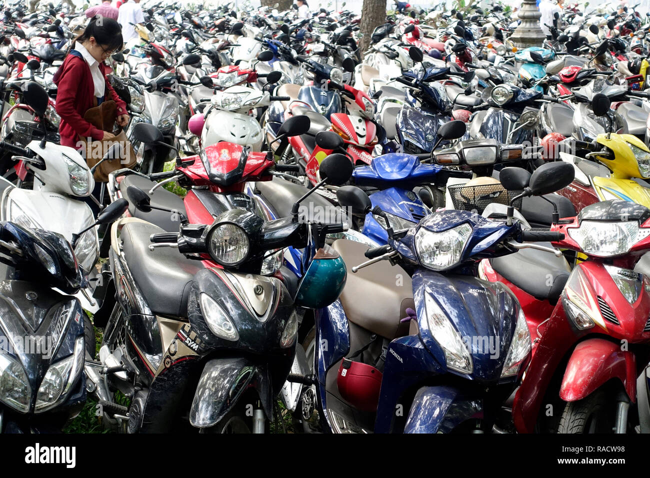 Scooter e motociclette in un parcheggio, Ho Chi Minh City, Vietnam, Indocina, Asia sud-orientale, Asia Foto Stock