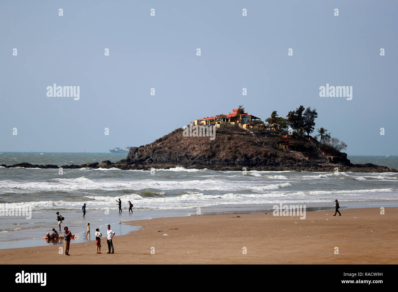 Spiaggia di sabbia e a pagoda, Vung Tau, Vietnam, Indocina, Asia sud-orientale, Asia Foto Stock