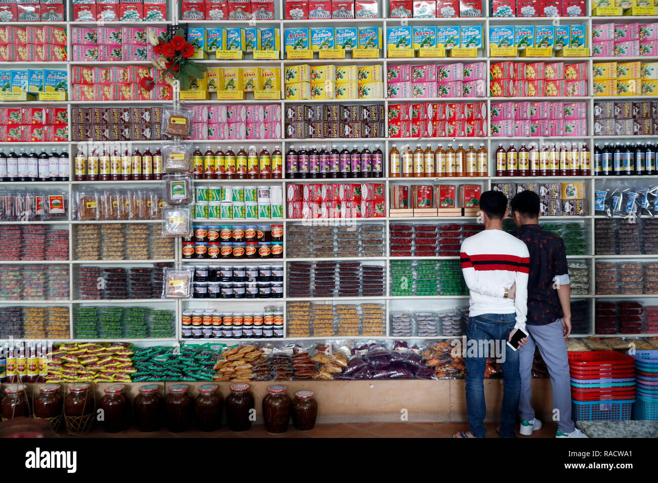 Supporto di mercato la vendita di tutti i tipi di specialità locali, frutta secca e tè, Dalat, Vietnam, Indocina, Asia sud-orientale, Asia Foto Stock