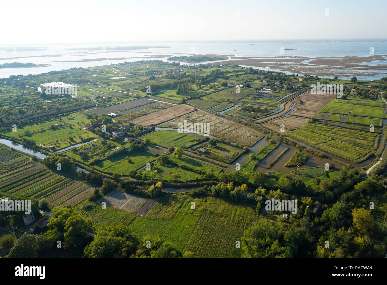 Vista dell'isola di Sant'Erasmo dall'elicottero, laguna di Venezia, Sito Patrimonio Mondiale dell'UNESCO, Veneto, Italia, Europa Foto Stock