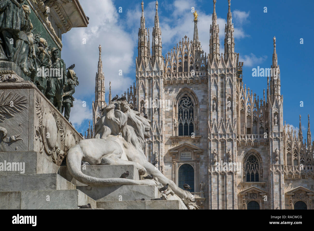 Vista del Duomo di Milano e Vittorio Emanuele II in Piazza del Duomo, Milano, Lombardia, Italia, Europa Foto Stock