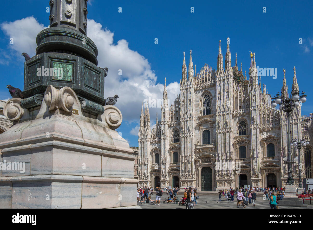 Vista del Duomo di Milano in Piazza del Duomo, Milano, Lombardia, Italia, Europa Foto Stock