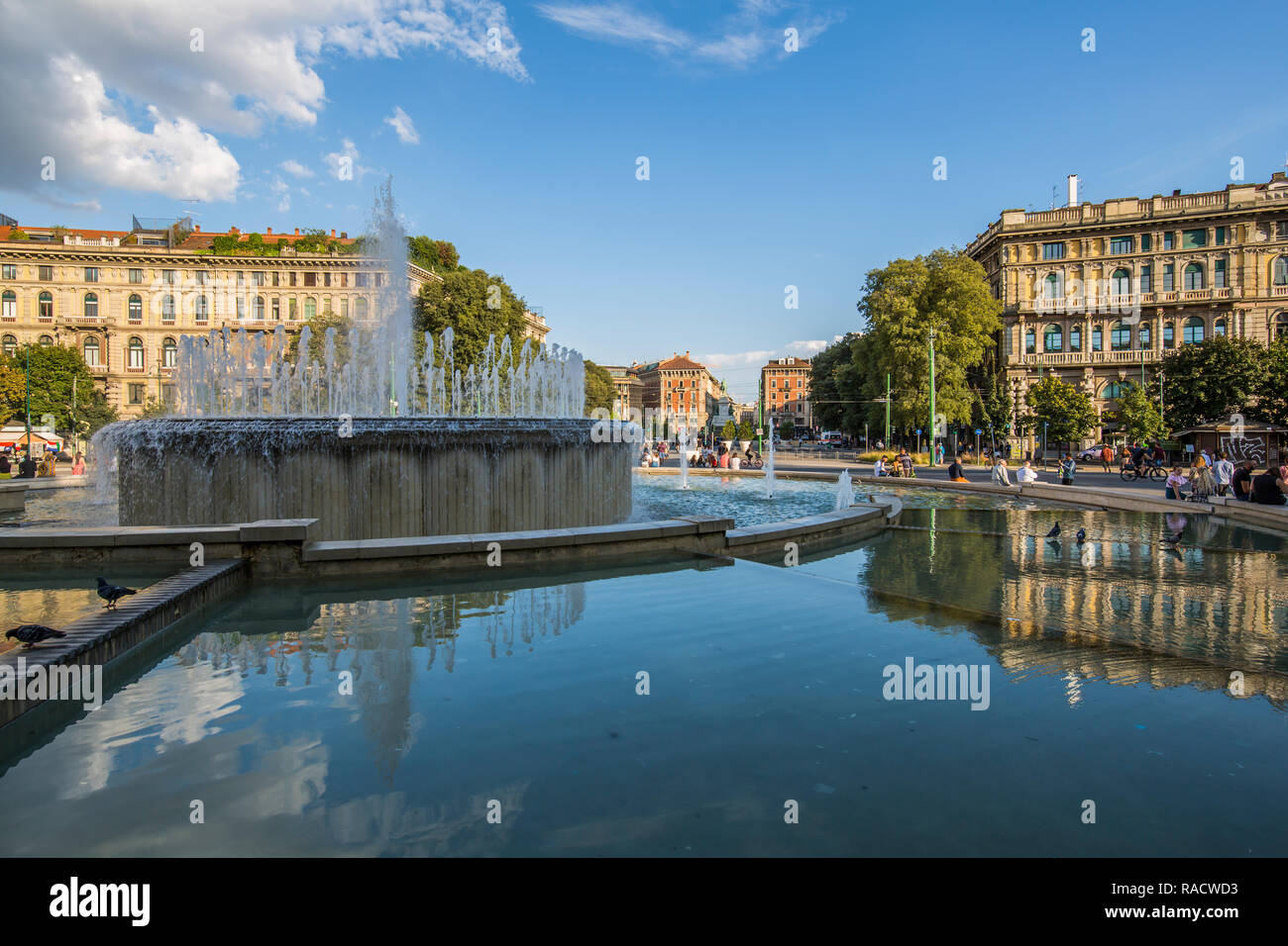 Vista della fontana vicino al Castello Sforzesco in una luminosa giornata di sole, Milano, Lombardia, Italia, Europa Foto Stock