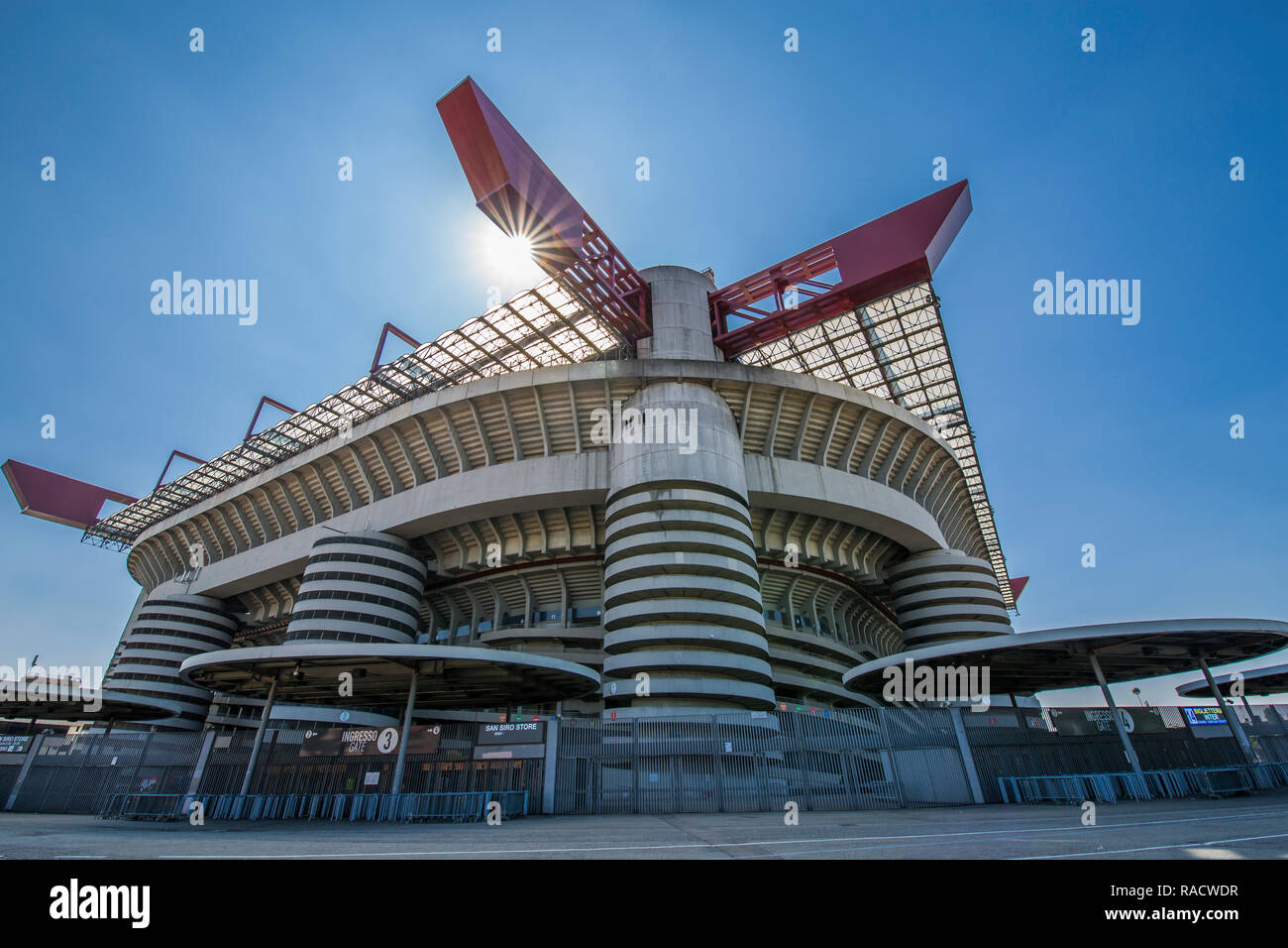 Vista di San Siro in una giornata di sole, Milano, Lombardia, Italia, Europa Foto Stock