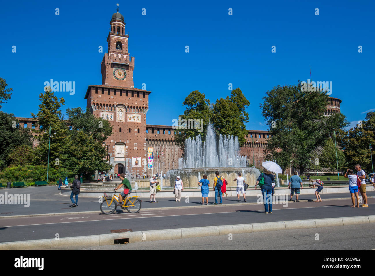 Vista del Castello Sforzesco e fontana in una giornata di sole, Milano, Lombardia, Italia, Europa Foto Stock