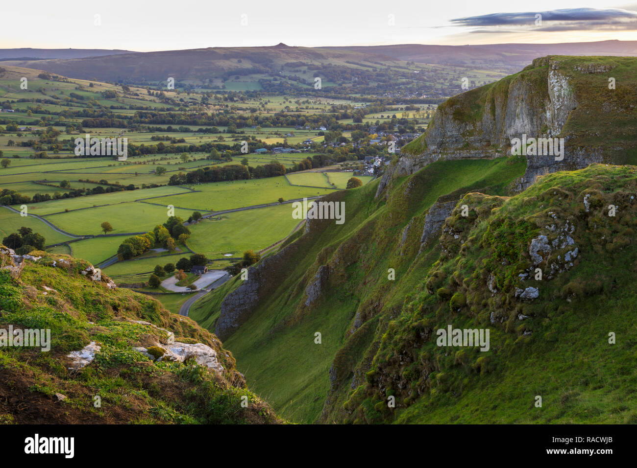 Alba a Winnats Pass, inizio autunno, Castleton, Parco Nazionale di Peak District, Hope Valley, Derbyshire, England, Regno Unito, Europa Foto Stock