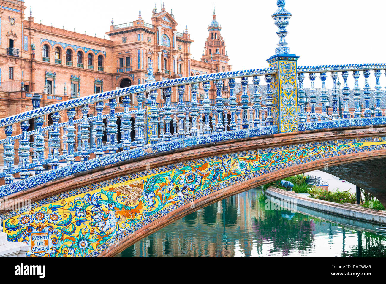 Ponte Puente de Aragon ornati con azulejos, spagnolo le piastrelle di ceramica in stile Art Deco, Plaza Espana, Siviglia, Andalusia, Spagna, Europa Foto Stock