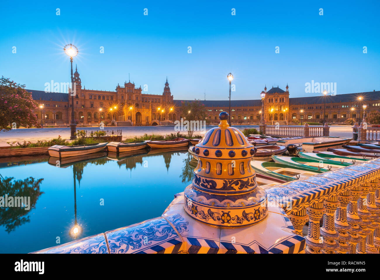 Dettagli della ceramica decorata balaustra lungo il canal, Plaza de Espana, Siviglia, Andalusia, Spagna, Europa Foto Stock