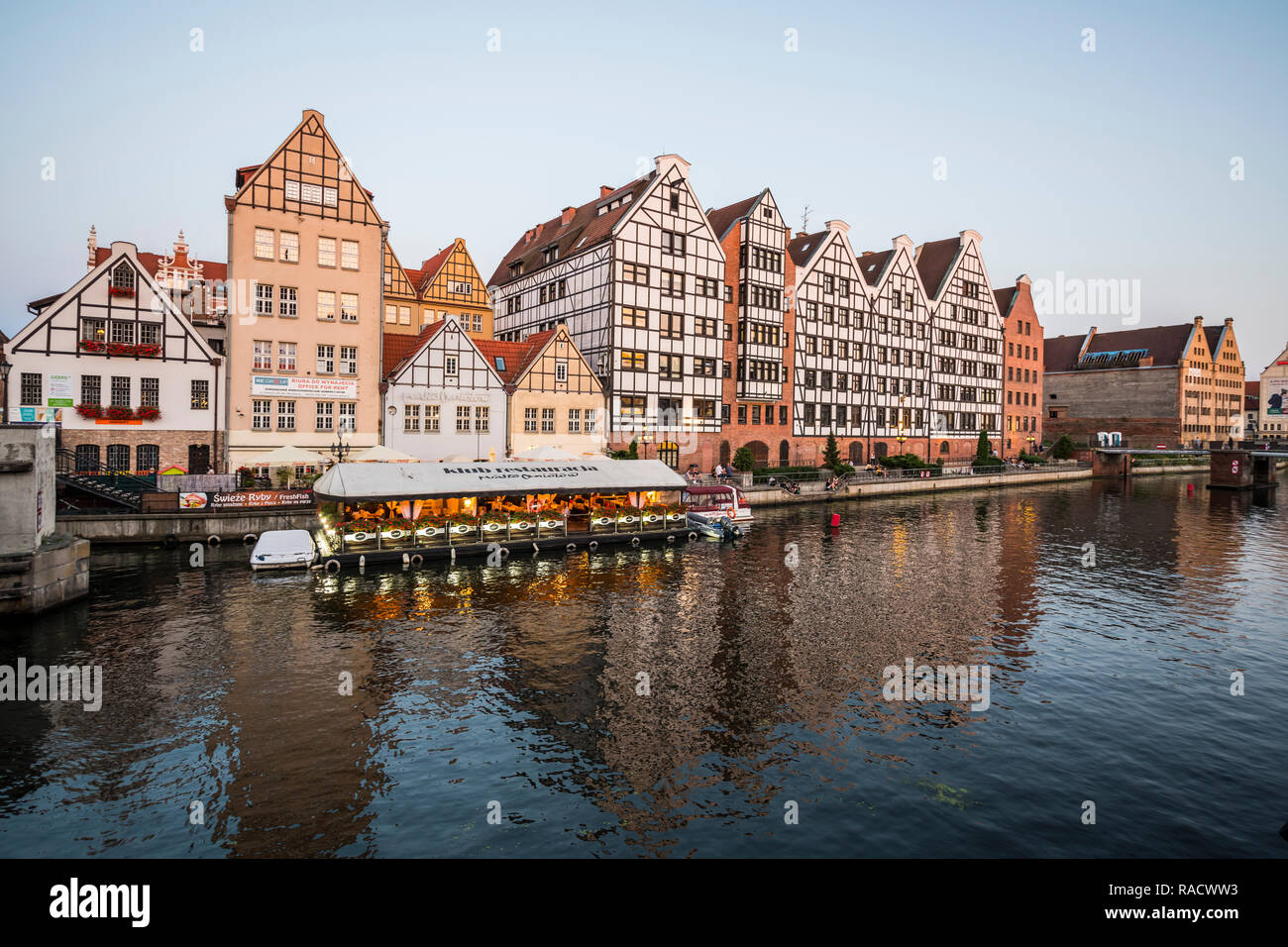 Lega Anseatica Case sul fiume Motlawa al tramonto, Gdansk, Polonia, Europa Foto Stock