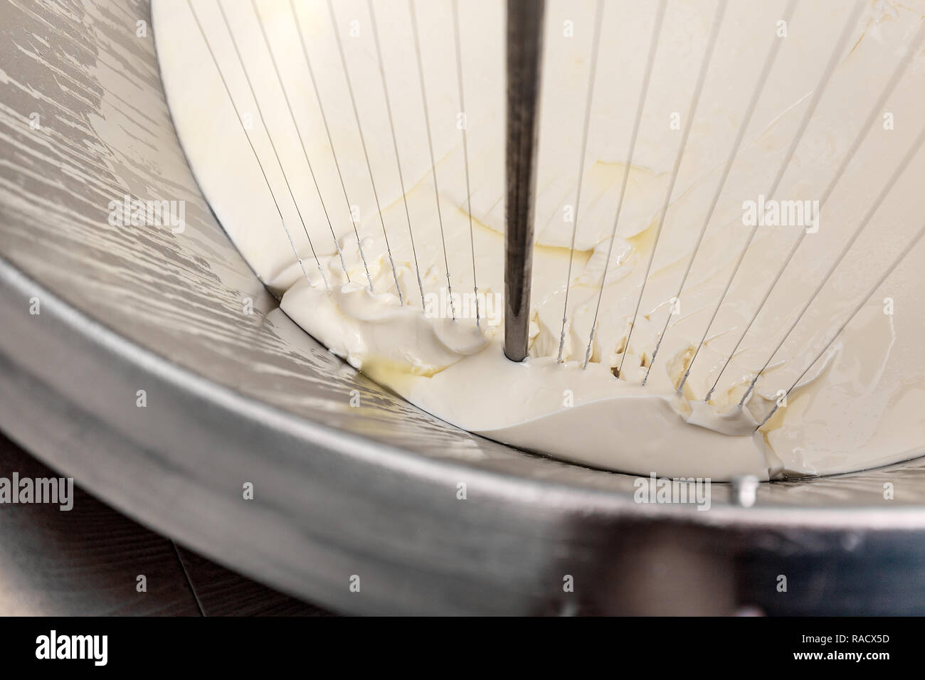 Latte in acciaio inox serbatoio durante il processo di fermentazione alla produzione di formaggio Foto Stock