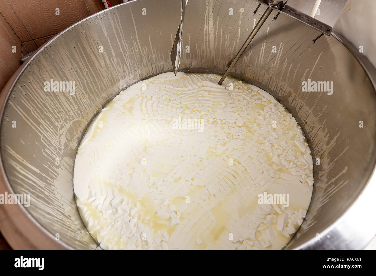 Preparazione del formaggio in una latteria Foto Stock