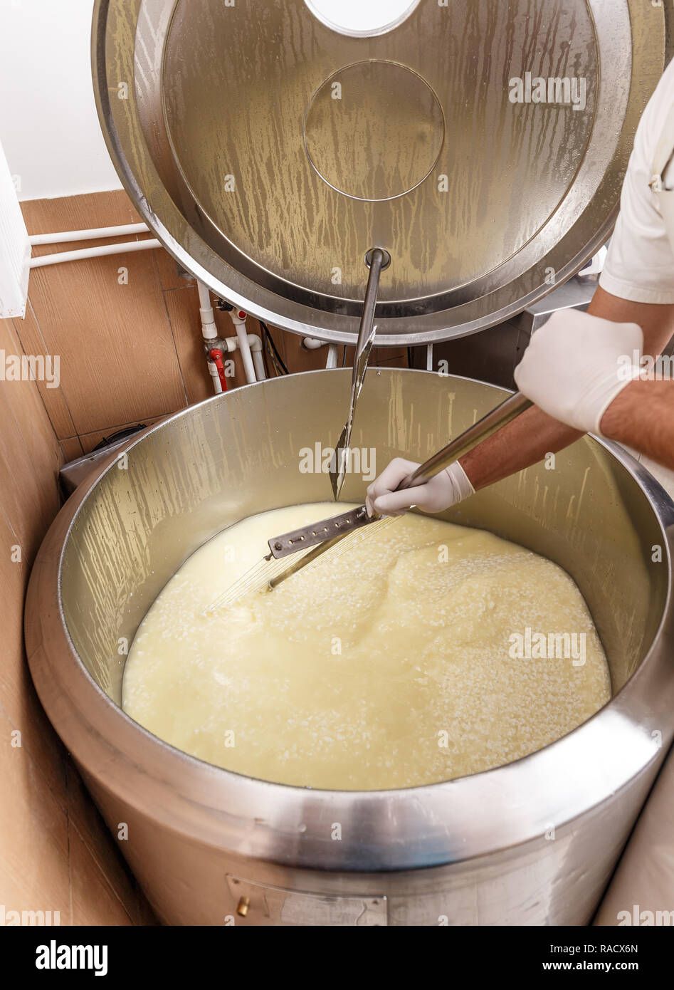 La produzione di formaggio in azienda lattiero-casearia Foto Stock