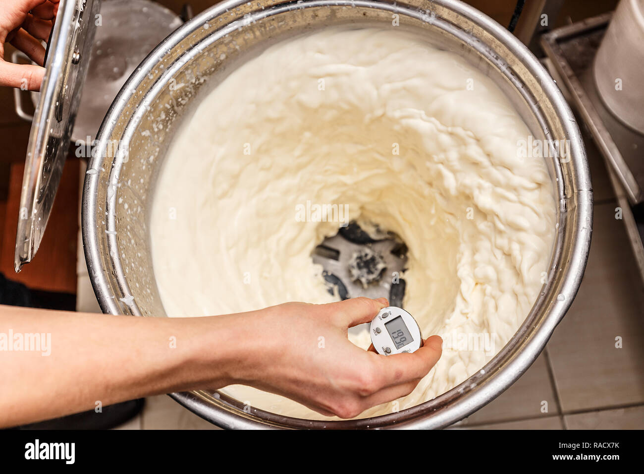 Burro fresco produzione nel settore lattiero-caseario Foto Stock