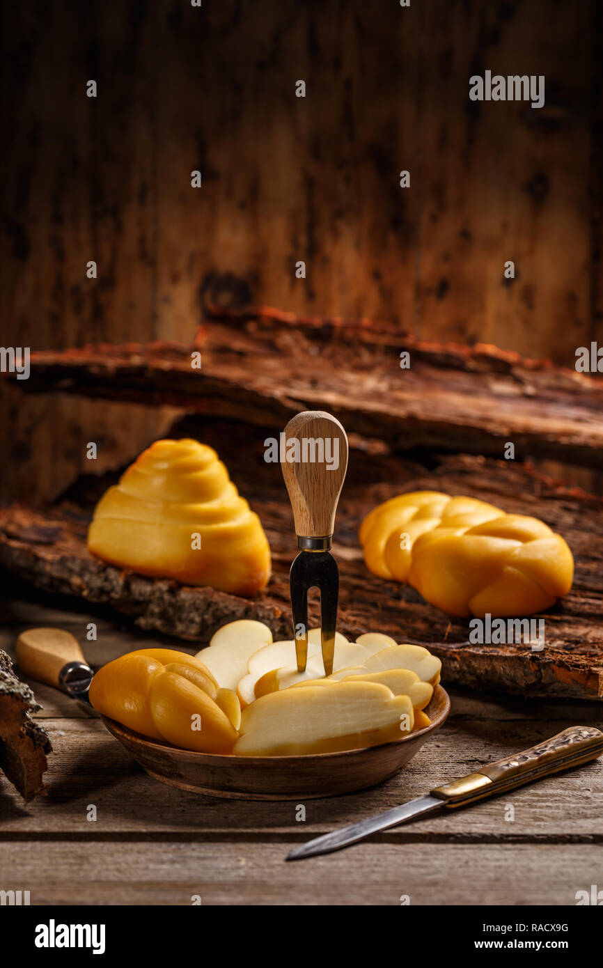 Ancora in vita di formaggio sulla tavola di legno Foto Stock